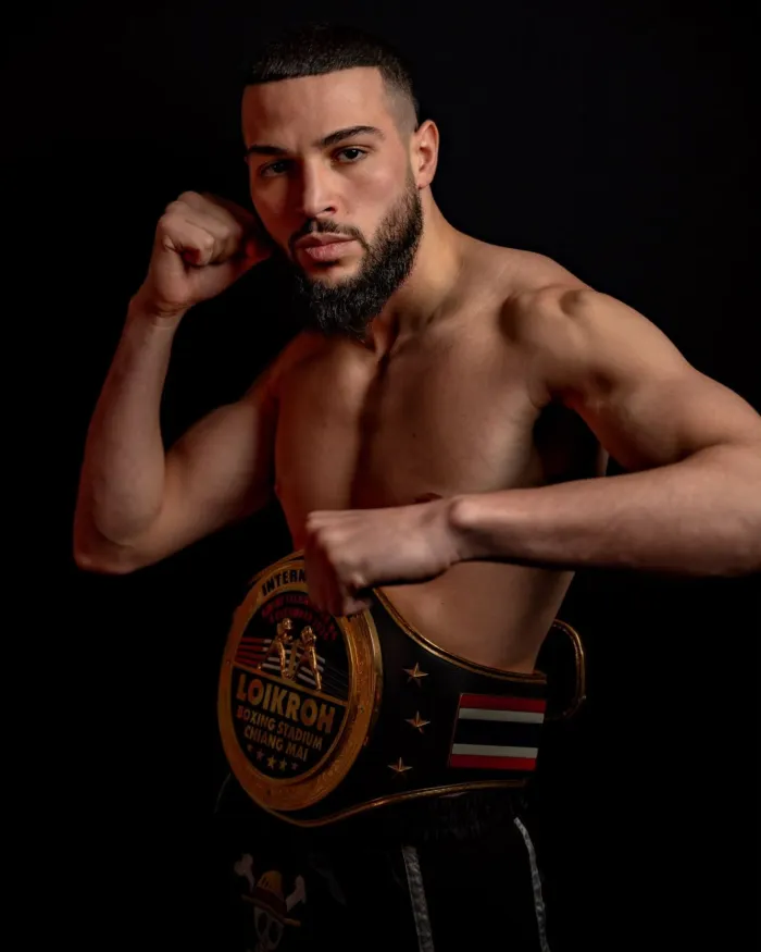 Amine en garde, la ceinture de champion du Loikroh Stadium à la taille