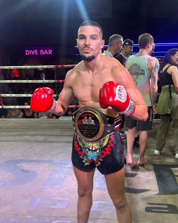 Amine, gants rouges, la ceinture du Loikroh Boxing Stadium à la taille, sur le ring